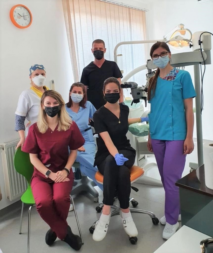 Viitori medici stomatologi, participanți ai proiectului nostru, în practică la CMI Dr. Berechet Diana.